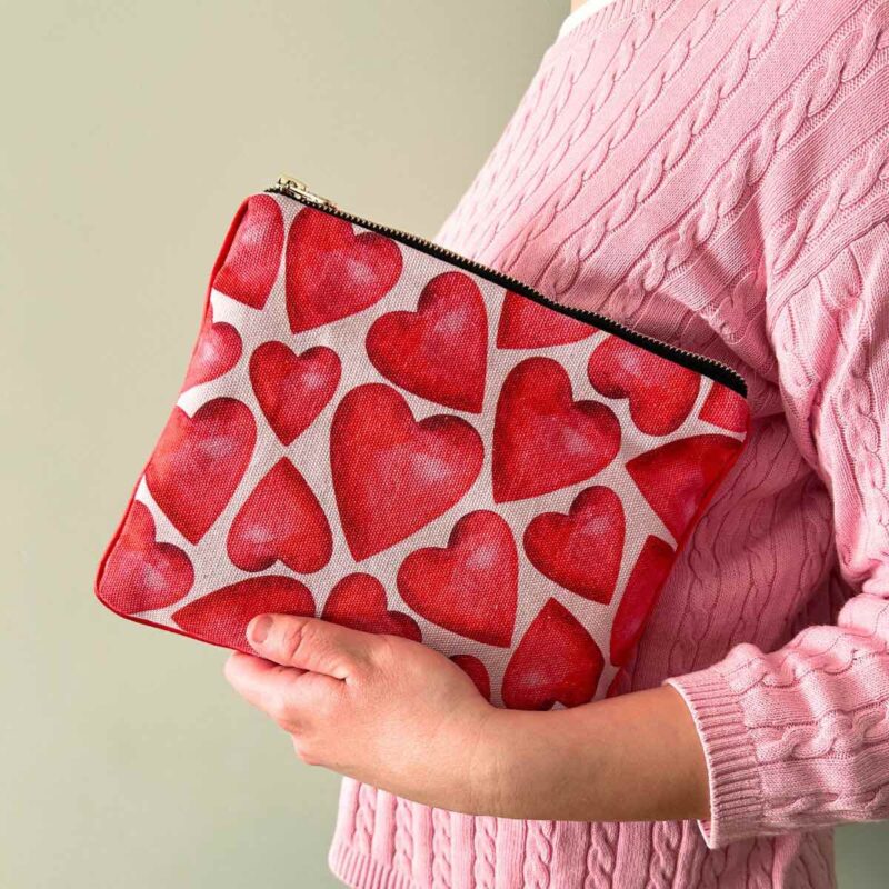 pochette in tessuto con stampa cuori