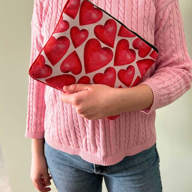 pochette in tessuto con stampa cuori