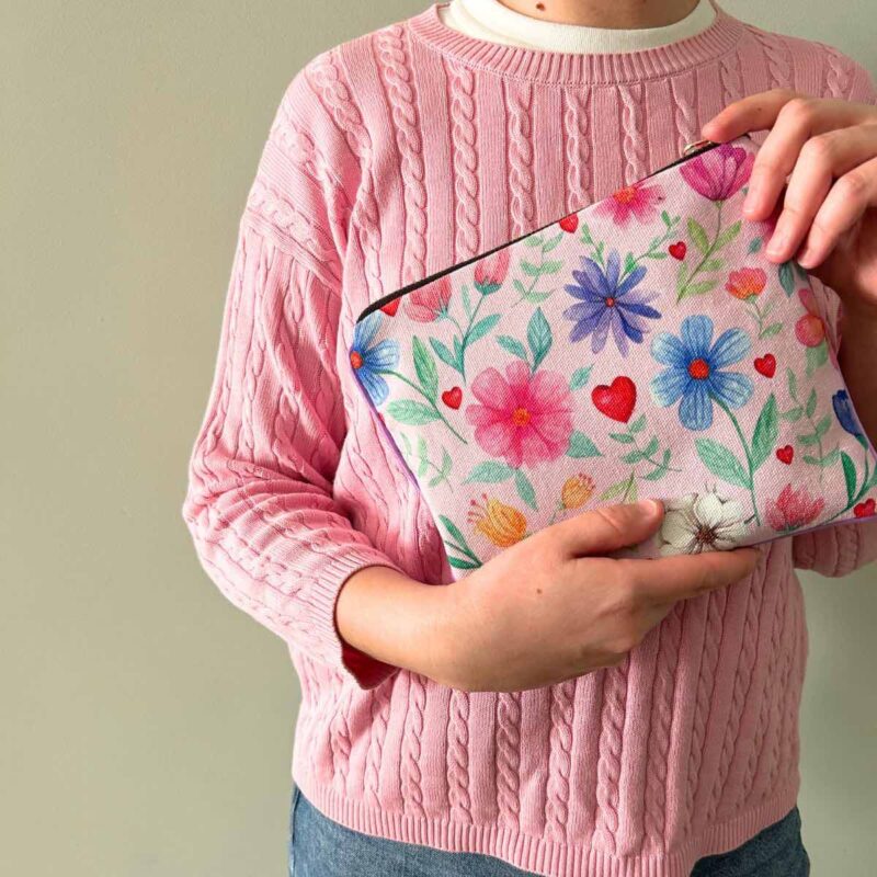 Pochette elegante con decorazioni floreali
