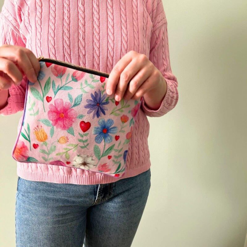 Pochette elegante con decorazioni floreali