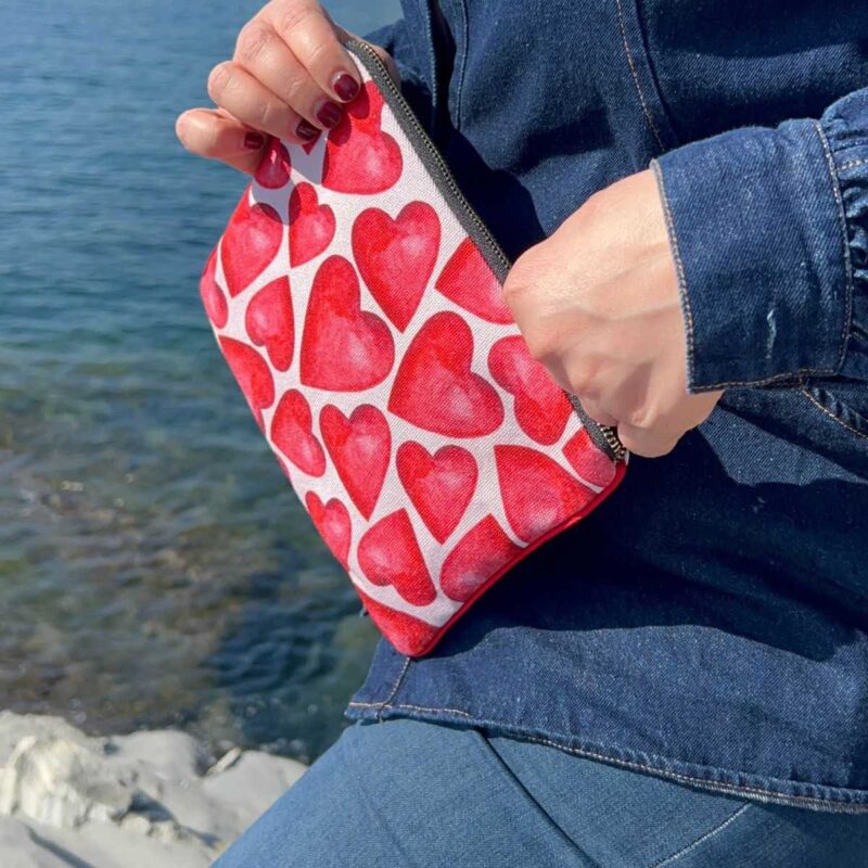 pochette in tessuto con stampa cuori