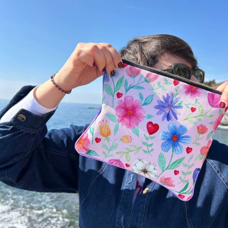 Pochette elegante con decorazioni floreali